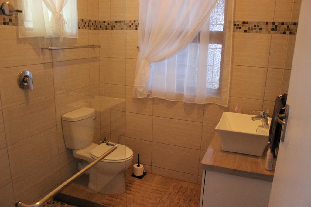 Smuts Ave. Guest Rooms เฮอร์มานุส ภายนอก รูปภาพ