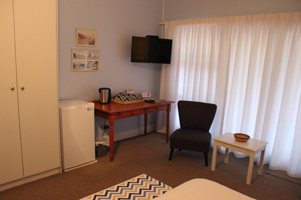 Smuts Ave. Guest Rooms เฮอร์มานุส ภายนอก รูปภาพ